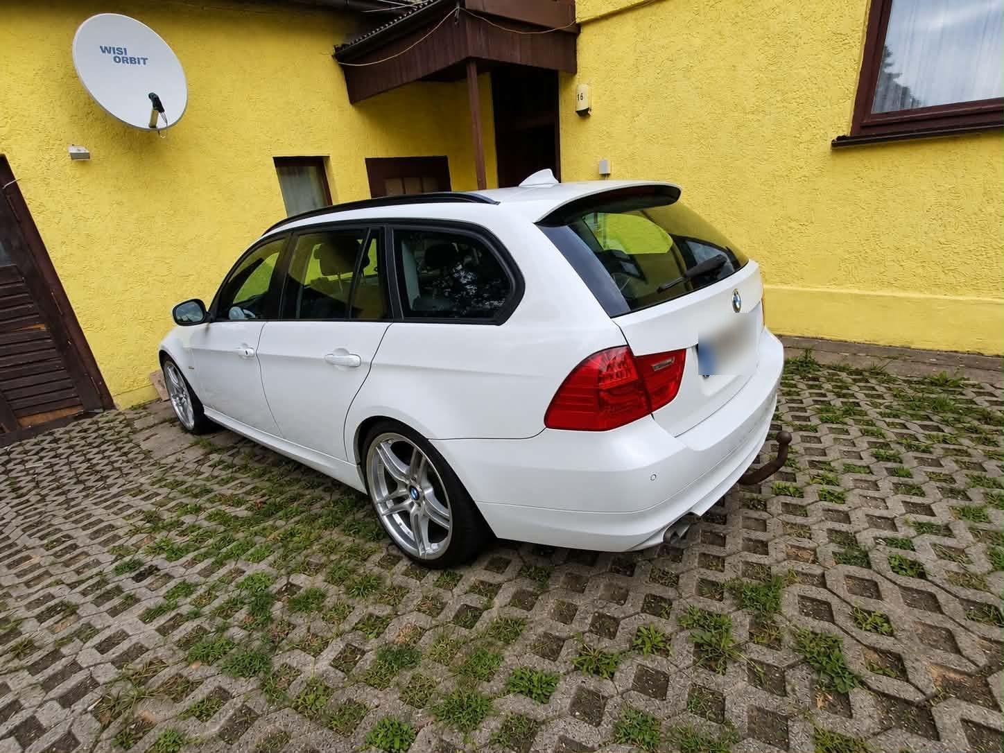 BMW 318 2012 — rear view