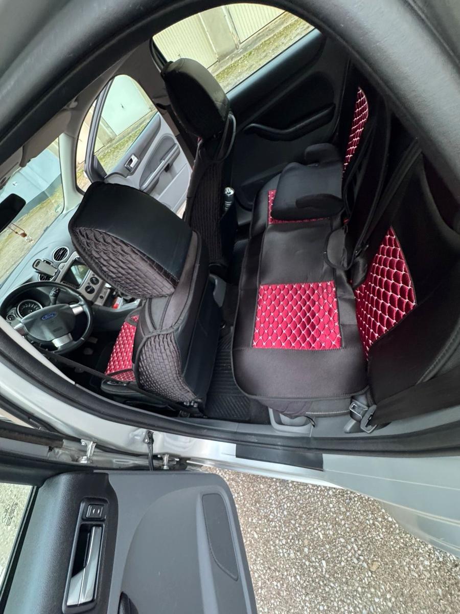 Ford Focus 2010 — photo 8