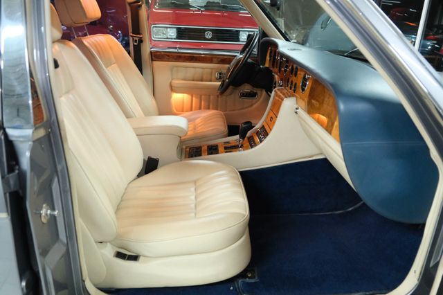 Fahrzeugabbildung Bentley Brooklands 6.75 LHD/Blau mit beige