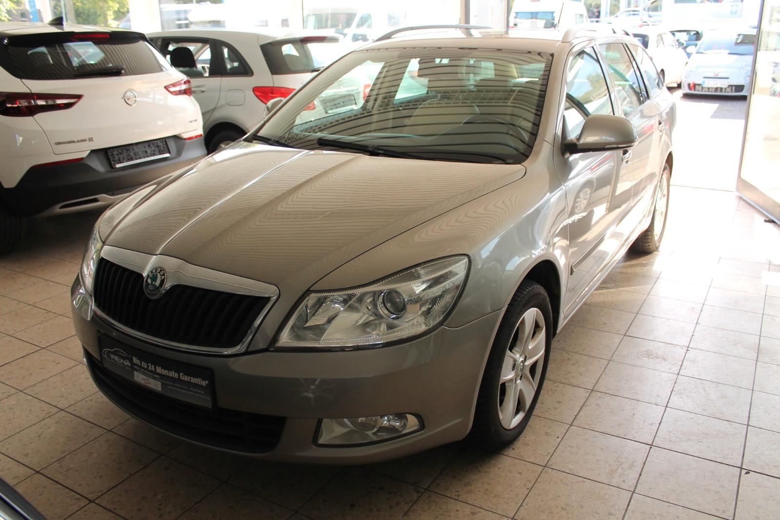 Skoda Octavia 2011 — rear view