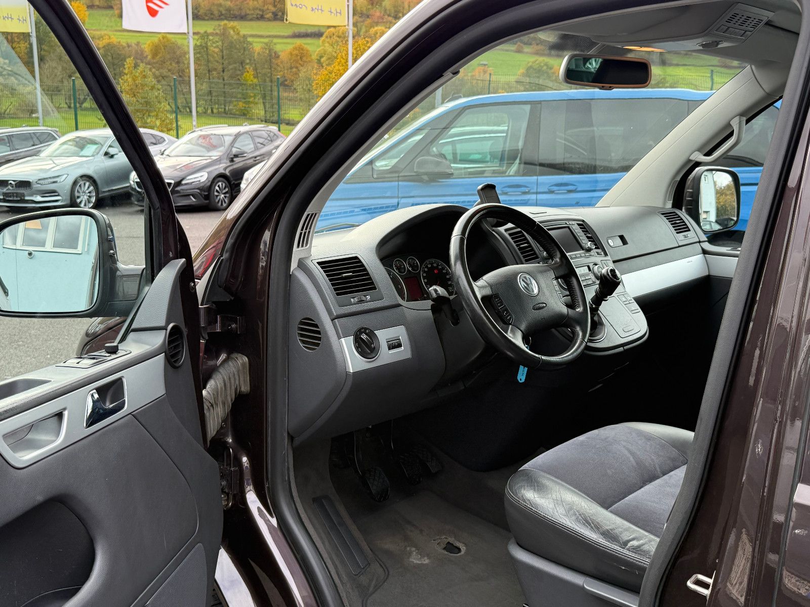 Fahrzeugabbildung Volkswagen T5 Multivan Highline 2.5 TDI AHK GRA Navi PDC