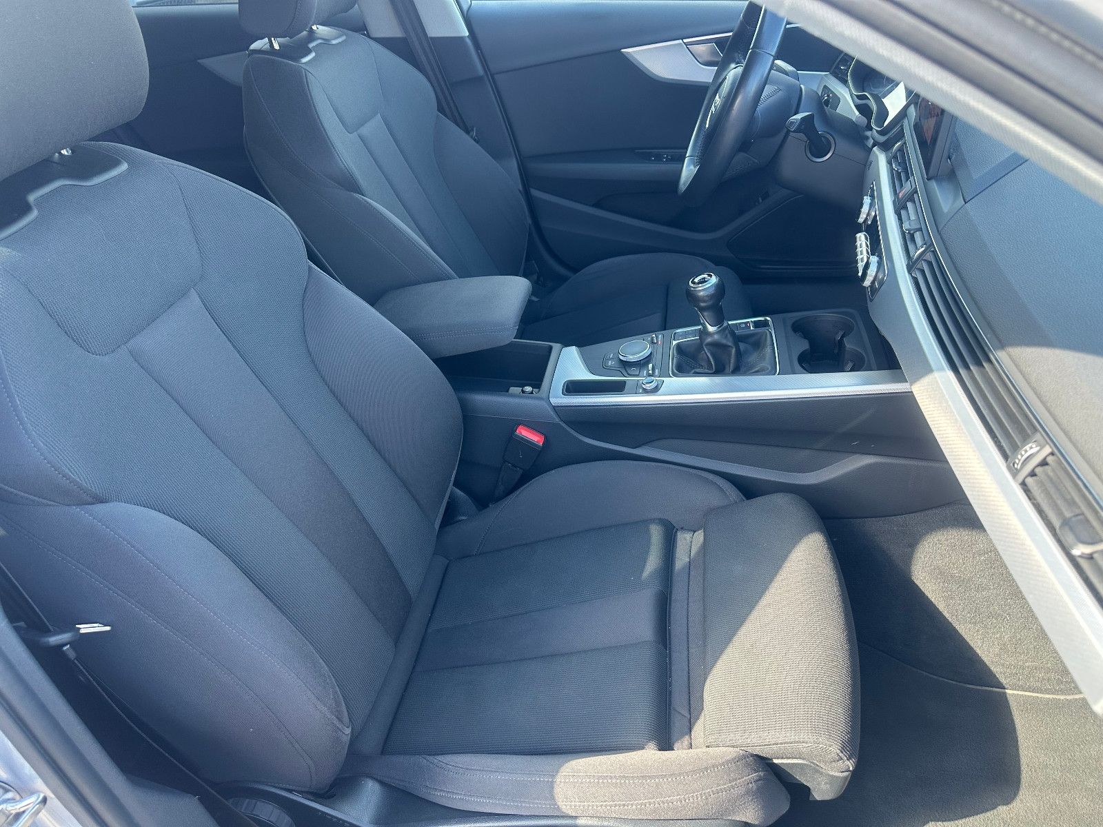 Fahrzeugabbildung Audi A4 2.0 TDI AVANT SPORT PAKET*MOD.2018+AHK*