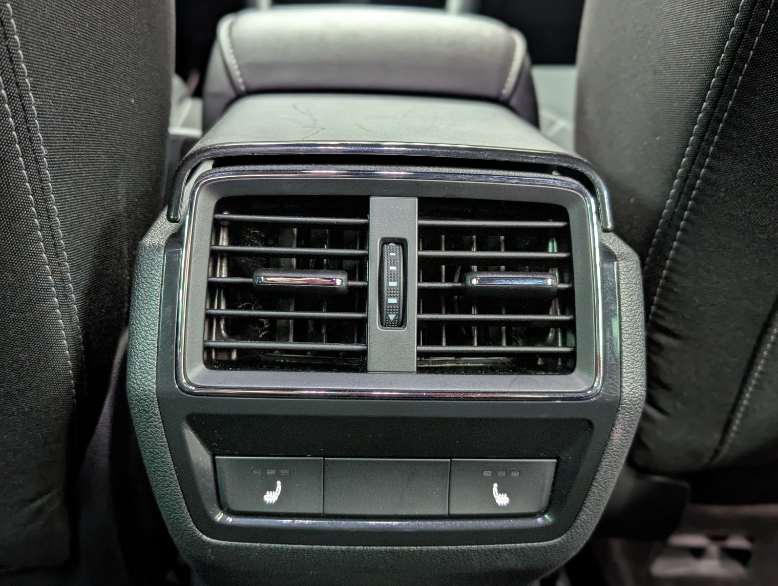 Fahrzeugabbildung SKODA Karoq Sportline 4x4 2.0 TSI ACC APP 4xSHZ AMBI