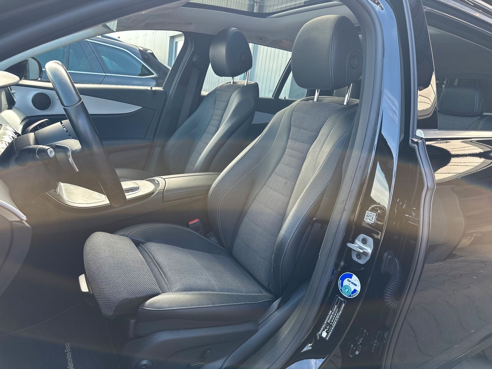 Fahrzeugabbildung Mercedes-Benz E 300 de T Avantgarde NAV+LED+PANO+ACC+18ZOLL