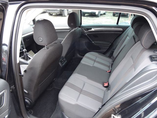 Fahrzeugabbildung Volkswagen Golf VII Lim. Allstar/ 2.Hd/SitzH/Navi/PDC/Tempo