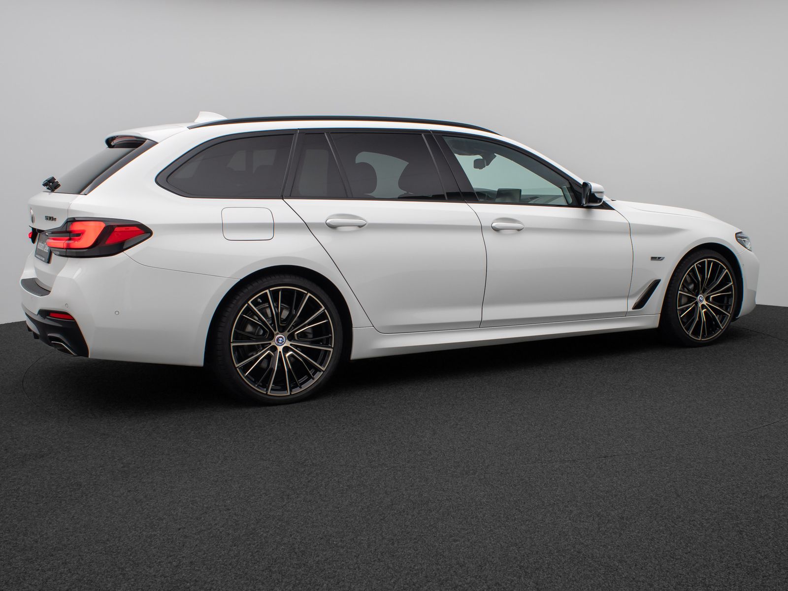 Fahrzeugabbildung BMW 530e M Sport Panorama 360°Laser HUD Komfort 20"