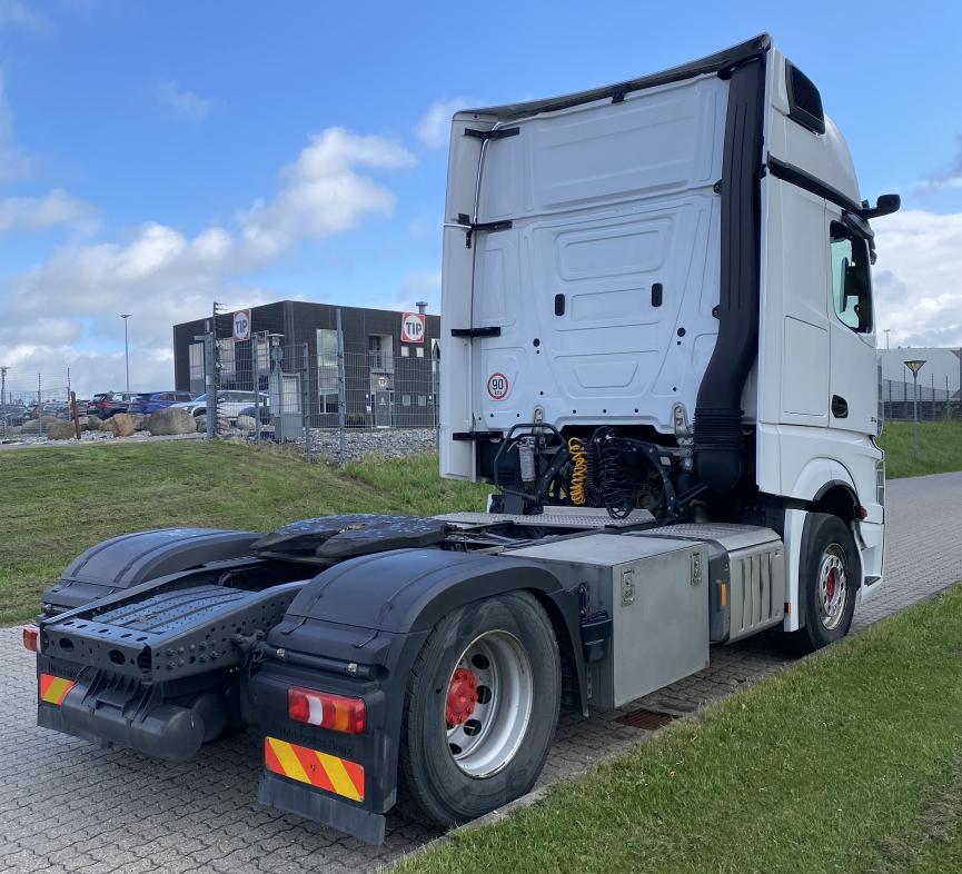 Mercedes-Benz Vehicle Tractor 4x2 Standard