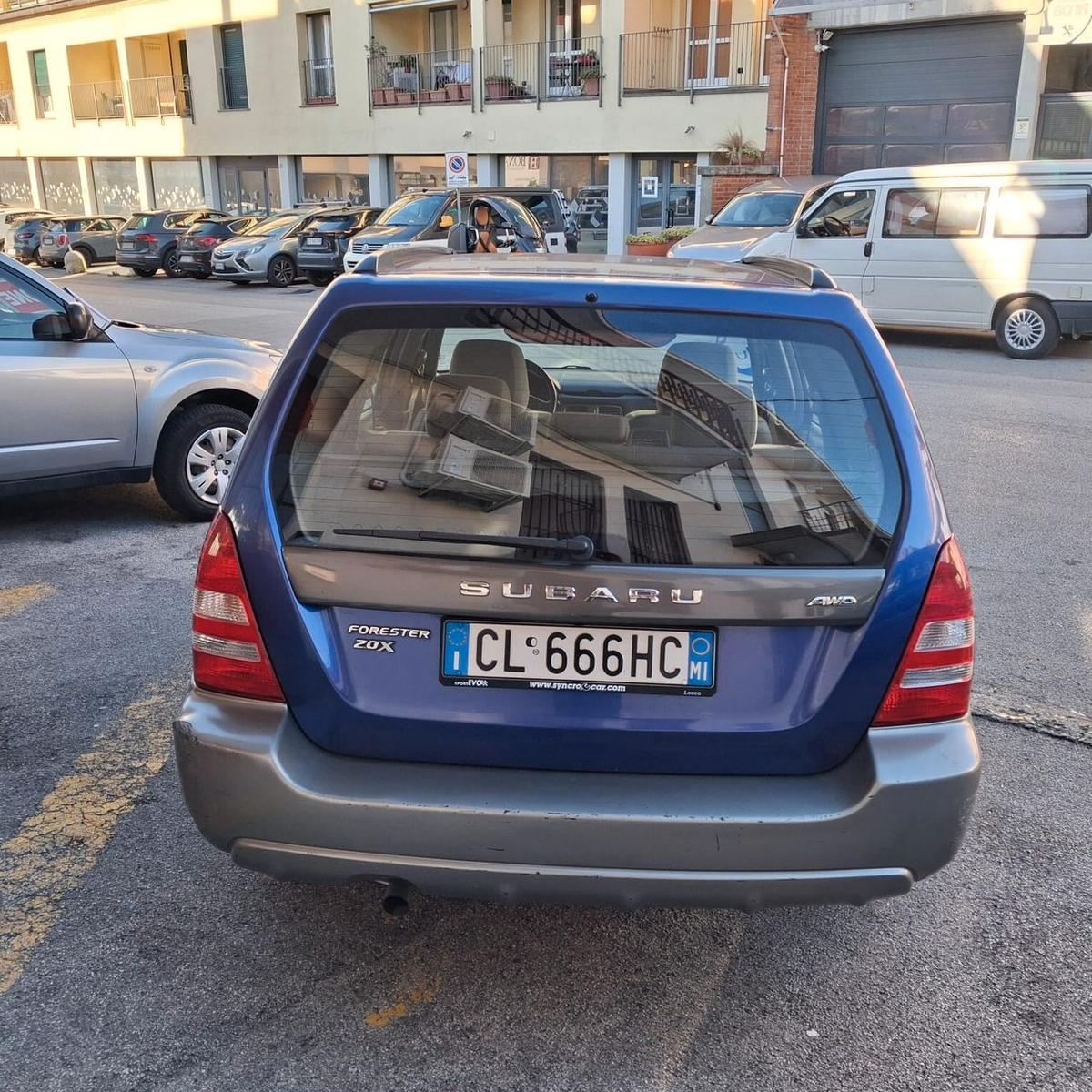 Subaru Forester 2004 — rear view