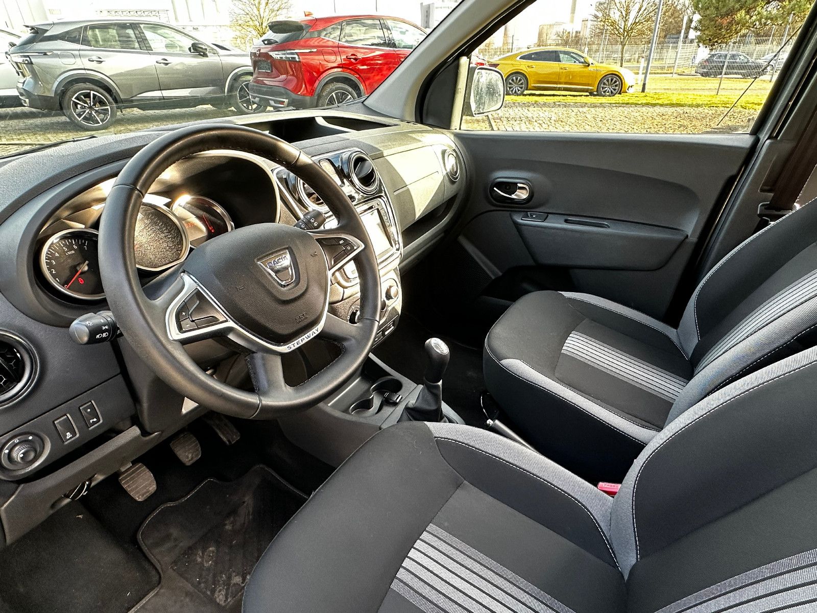 Fahrzeugabbildung Dacia Dokker Stepway Celebration AHK fest