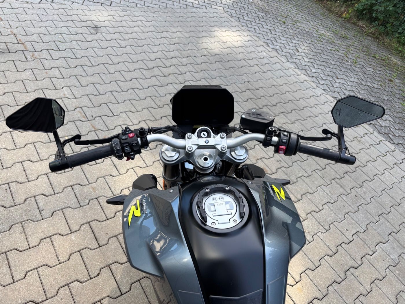 Fahrzeugabbildung BMW F 900 R kurzer Kennzeichenhalter, Lenkerendspieg