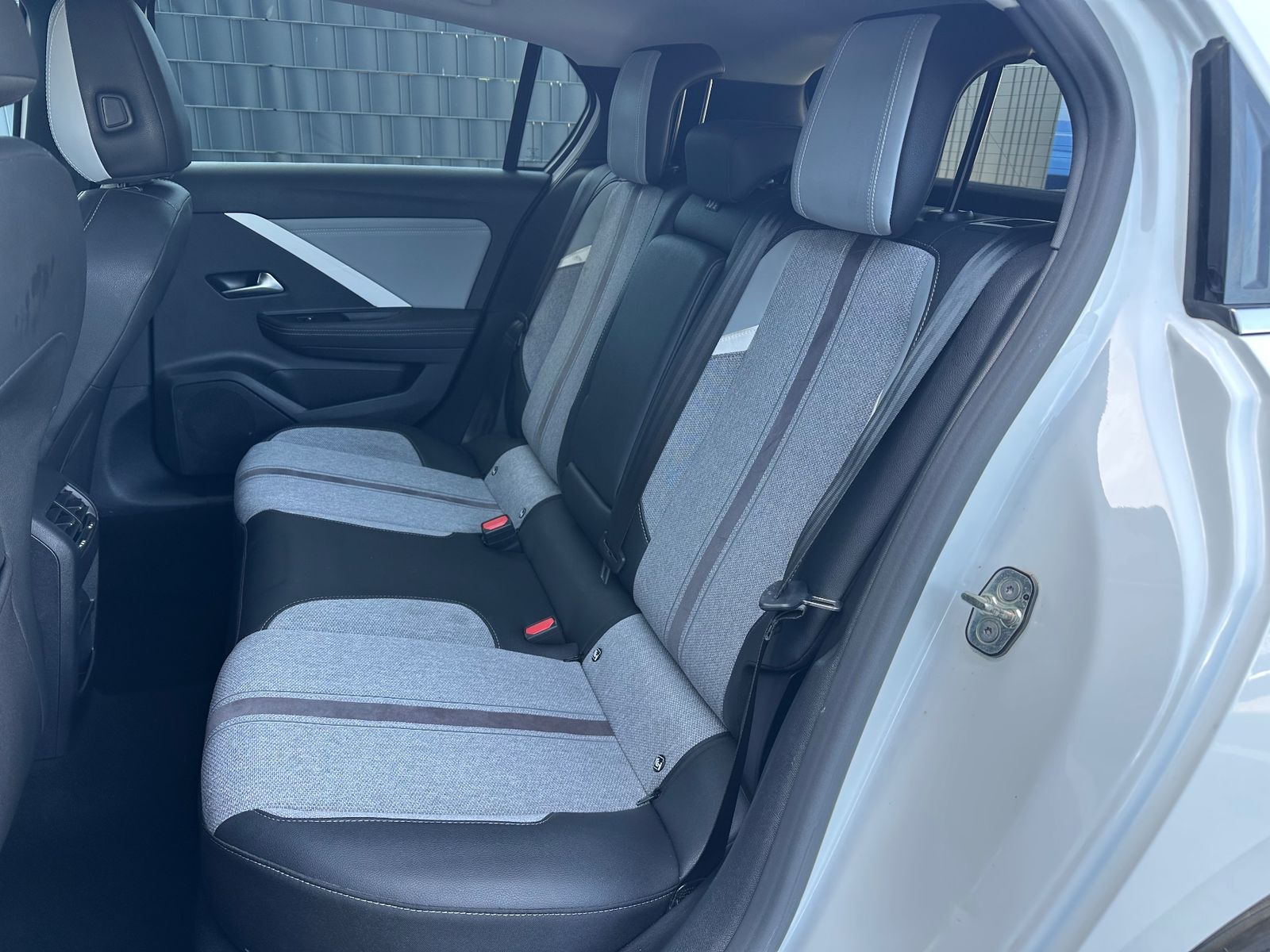 Fahrzeugabbildung Opel Astra 1.5 D Aut. Business Elegance NAV+LED