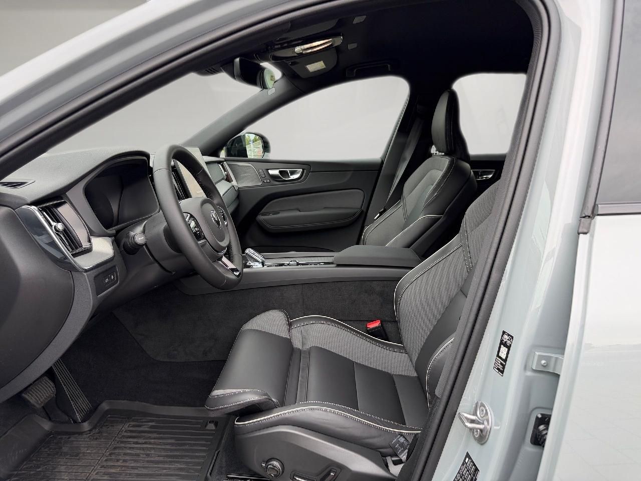 Fahrzeugabbildung Volvo XC60 T6 AWD Plus Black Edition Plug-In Hybrid