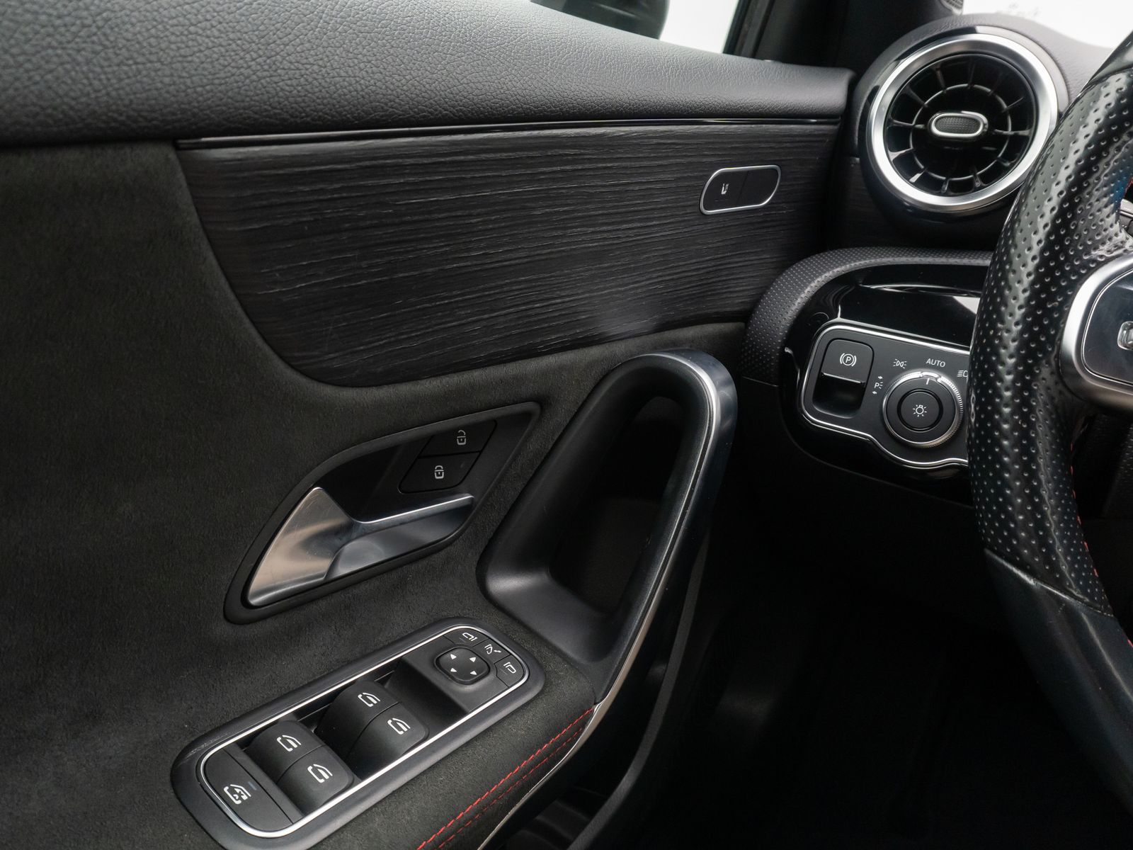 Fahrzeugabbildung Mercedes-Benz A250 AMG Line Kamera AHK Alarm Sportsitz 18Zoll