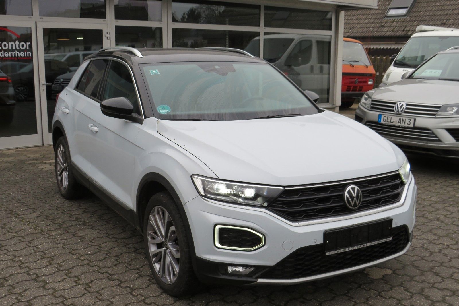 Fahrzeugabbildung Volkswagen T-Roc Sport R-LINE PANO 18`LED NAVI APP 1.HD
