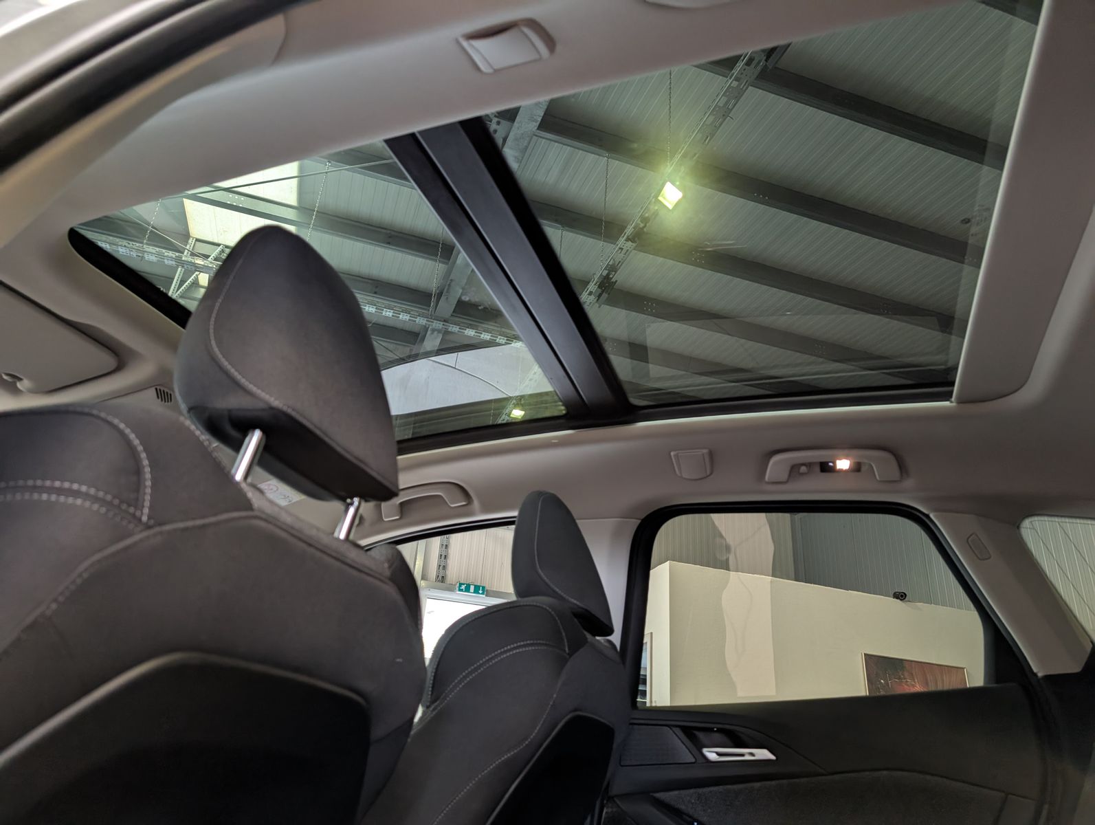 Fahrzeugabbildung BMW 218 Active Tourer d AHK Pano Cam Travel-Paket