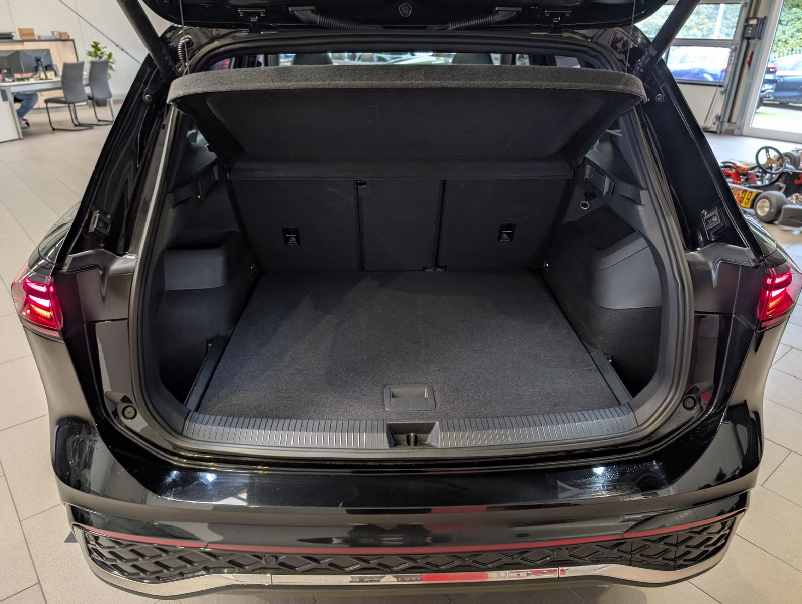 Fahrzeugabbildung Volkswagen Tiguan 2.0TDI R-Line 4M Pano H/K AHK Matrix 20"
