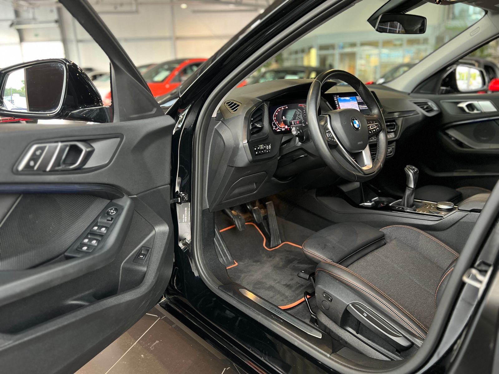 Fahrzeugabbildung BMW 118i Sport Line KLIMA LED NAVI SHZ