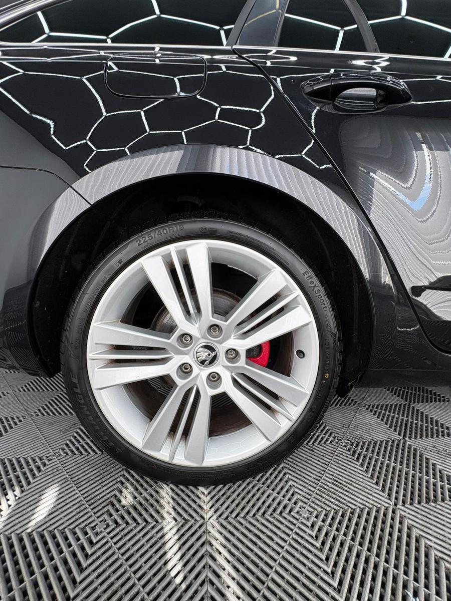 SKODA OCTAVIA COMBI RS 2.0 TSI 220ch BVM Pack sport Sièges chauffants Historique présent