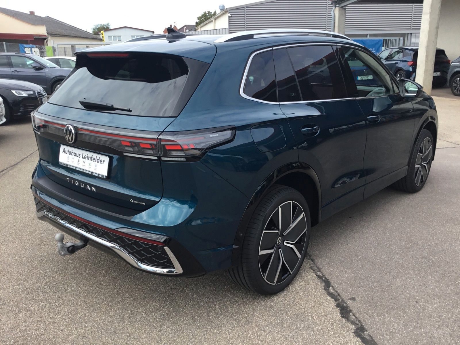 Fahrzeugabbildung Volkswagen Tiguan 2.0 TDI DSG 4M R-Line+AHK+20"+Matrix+Pano