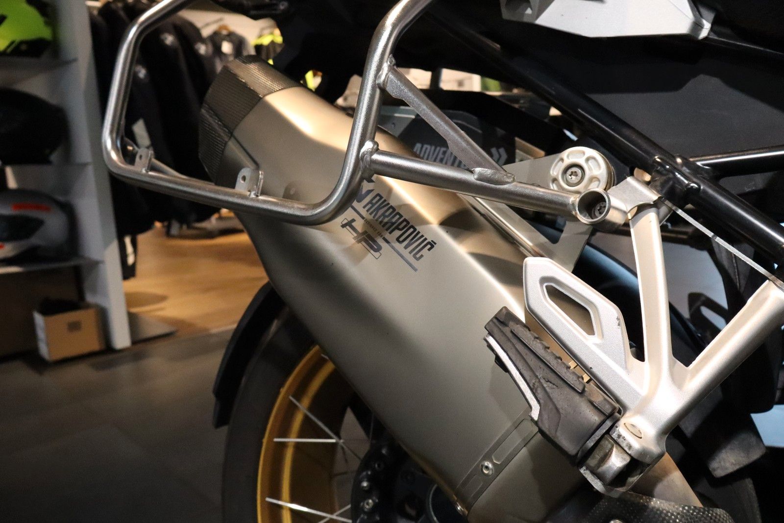 Fahrzeugabbildung BMW R1250GS ADV mit Akrapovic & Tieferlegung