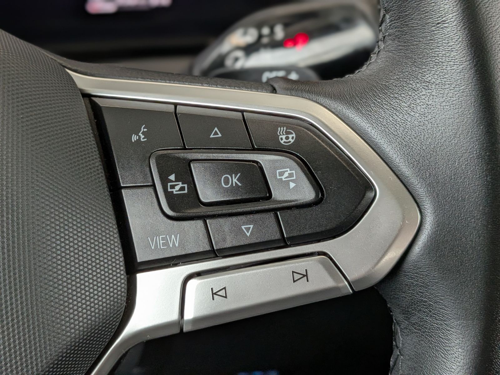 Fahrzeugabbildung Volkswagen Tiguan 1.5 eTSI ENERGY HD-Matrix 360 Pano AHK 19