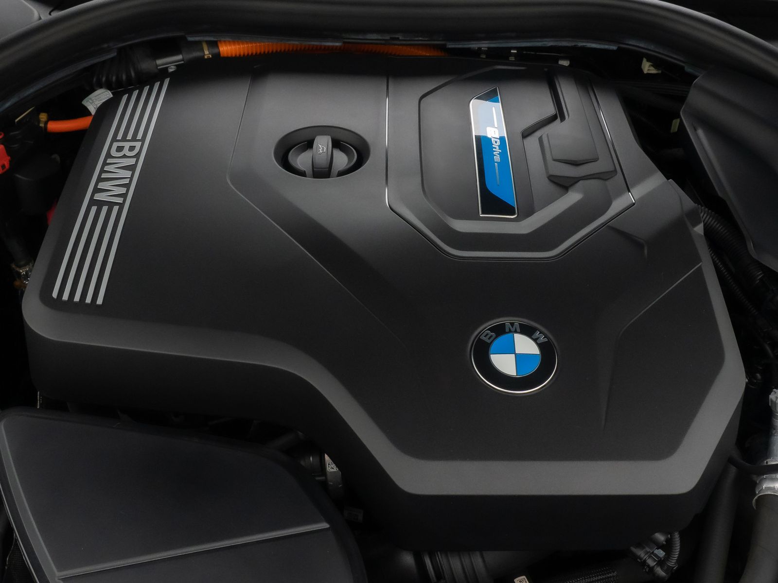 Fahrzeugabbildung BMW 530e Luxury Line Laser HUD HiFi DAB Panorama 18"