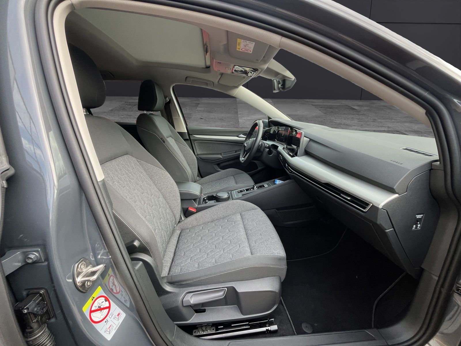 Fahrzeugabbildung Volkswagen Golf VIII TDI DSG AHK PANORAMA Kamera HuD ACC LE