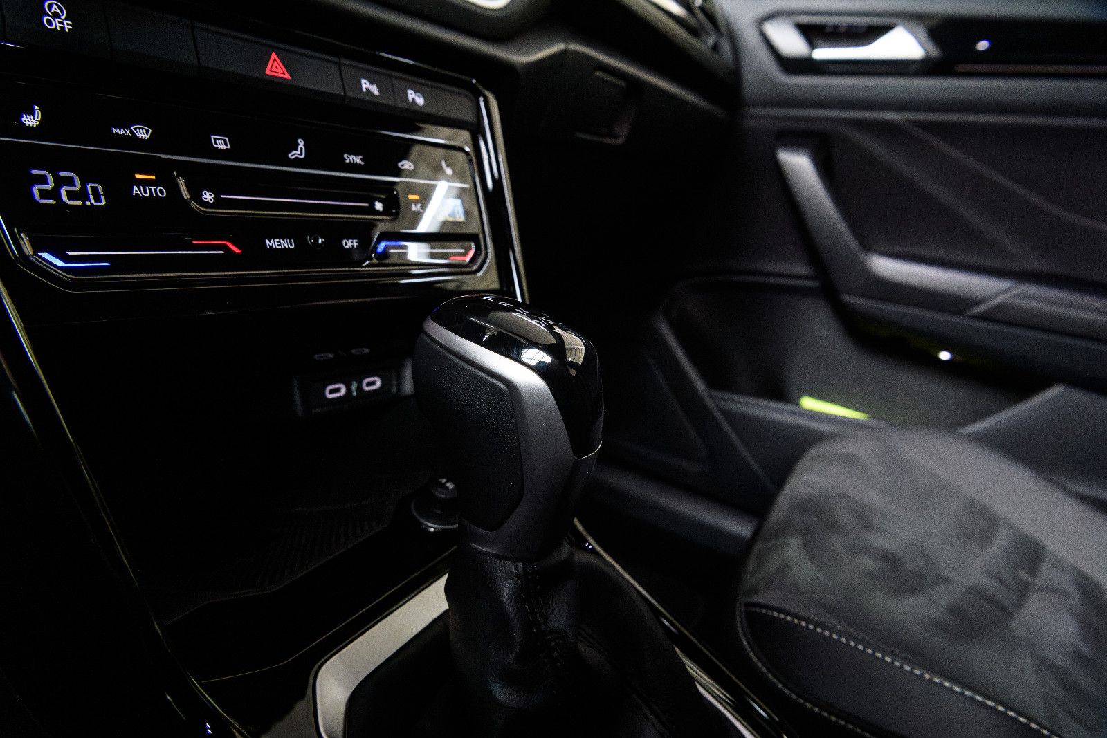 Fahrzeugabbildung Volkswagen T-Roc R-Line 1.5 TSI DSG LED+AHK+KAMERA+ACC+SHZ