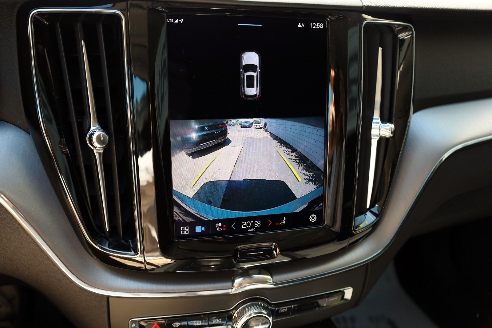 Fahrzeugabbildung Volvo XC60 Momentum Pro,Navi,LED,SH,Kamera,Carplay