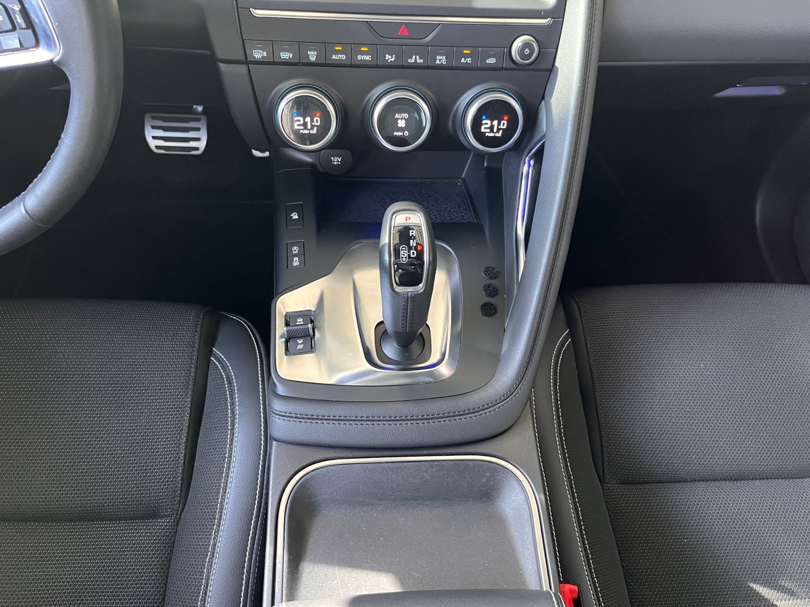 Fahrzeugabbildung Jaguar E-PACE P200 R-Dynamic AWD AHK BLACK PACK ACC