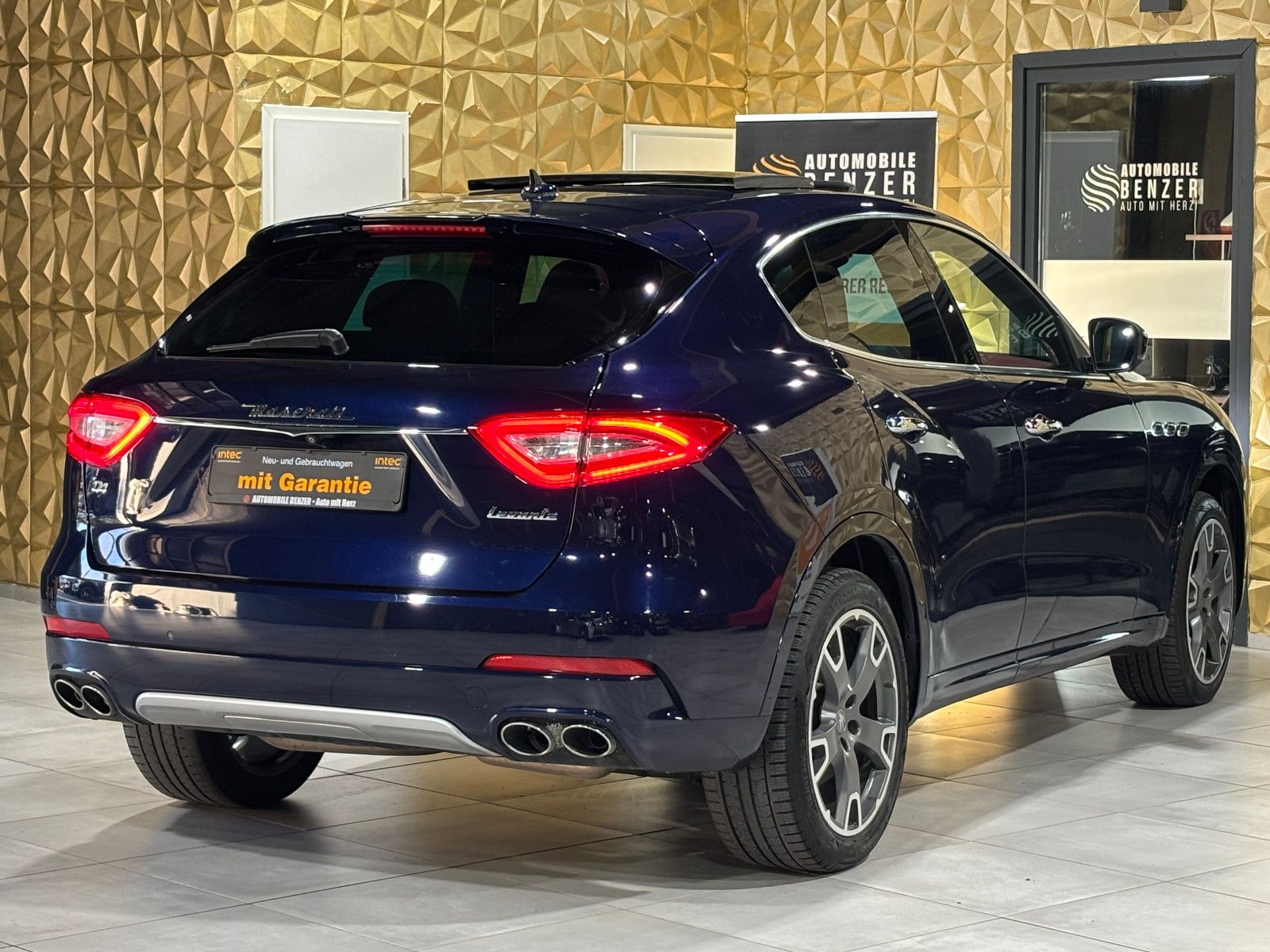 Fahrzeugabbildung Maserati Levante/EXCLUSIVE/RED/360'KAM/PANO/HARMAN-KARDON