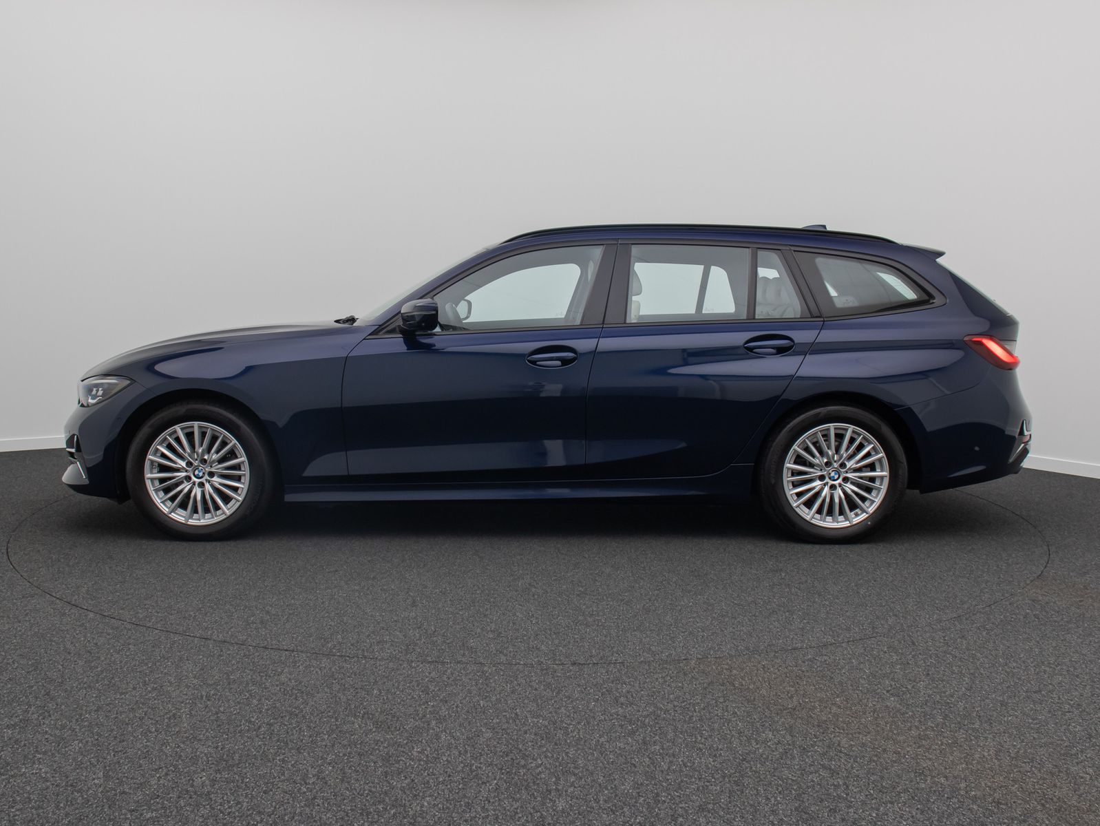 Fahrzeugabbildung BMW 320d xD LuxuryLine 360°HUD DAB H/K Panorama AHK