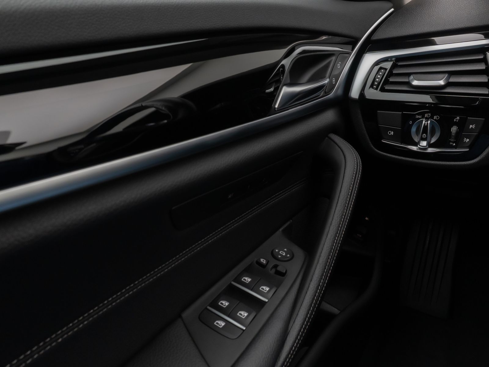 Fahrzeugabbildung BMW 530e xD Kamera Komfort DisplKey Alarm