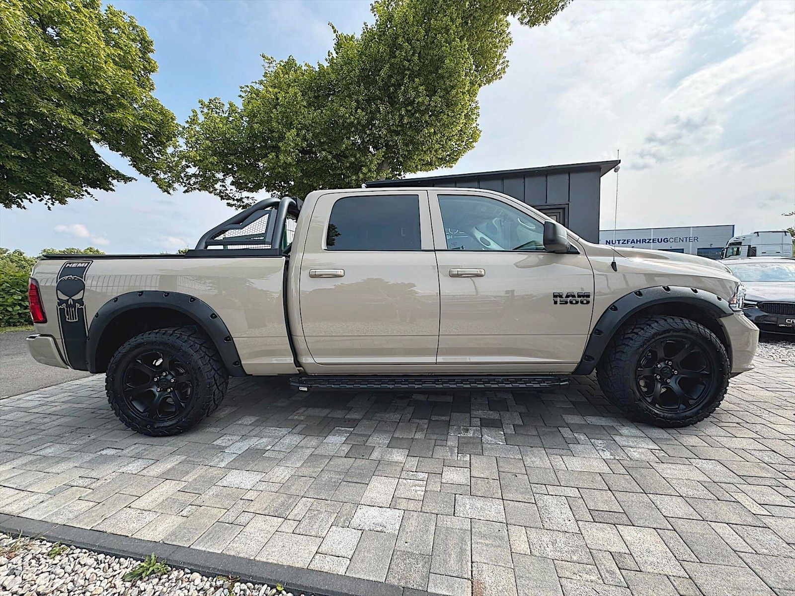 Fahrzeugabbildung Dodge RAM 5.7 V8 HEMI Night PUNISHER 4x4 LONGBED 19%