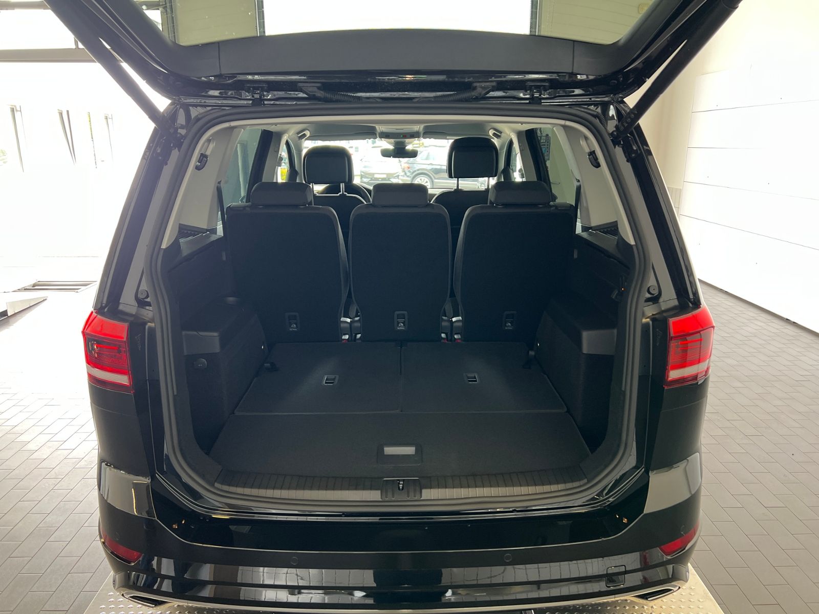 Fahrzeugabbildung Volkswagen Touran Comfortline 1.5 TSI DSG *LED, AHK, 7-Sitz