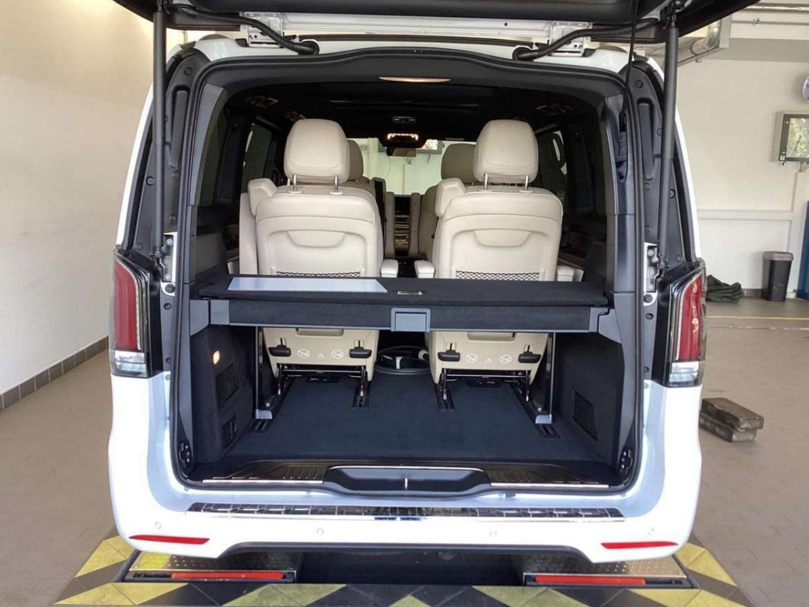 Fahrzeugabbildung Mercedes-Benz V 300 d 4M L AMG Avantga AIRMATIC Pano AHK Night