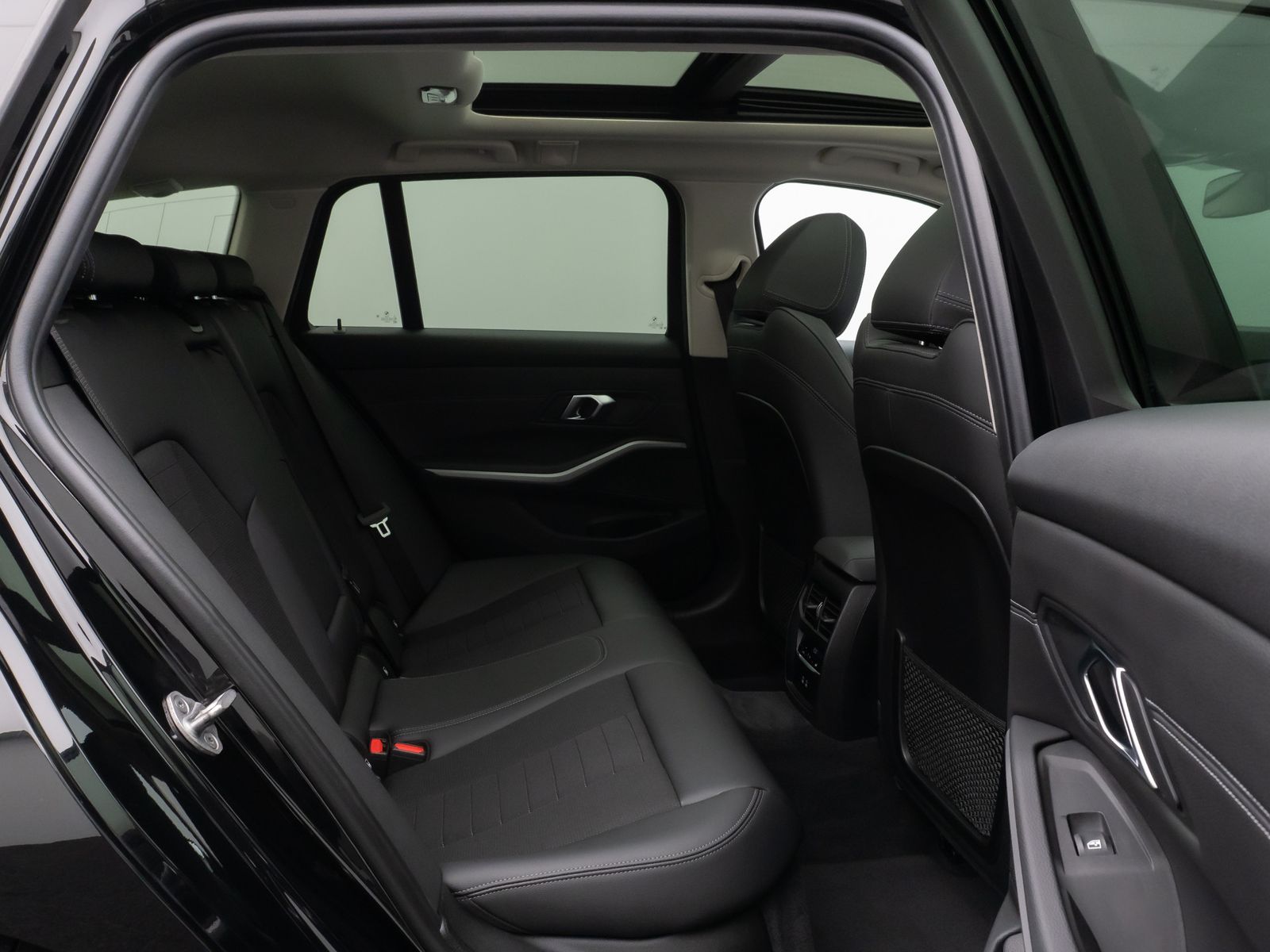 Fahrzeugabbildung BMW 330e Panorama Kamera HUD DAB HiFi Leder Sport