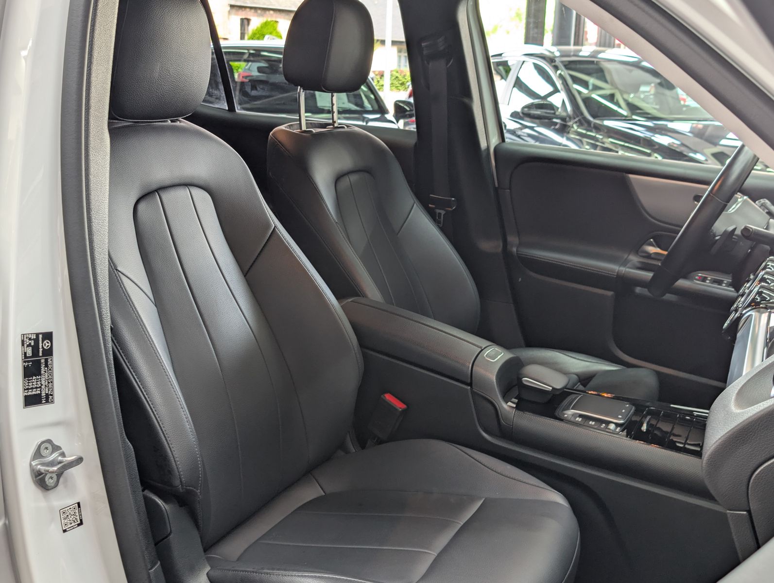Fahrzeugabbildung Mercedes-Benz GLB 220 d MBUX LEDER VIRT APP KAM LED SHZ ALU