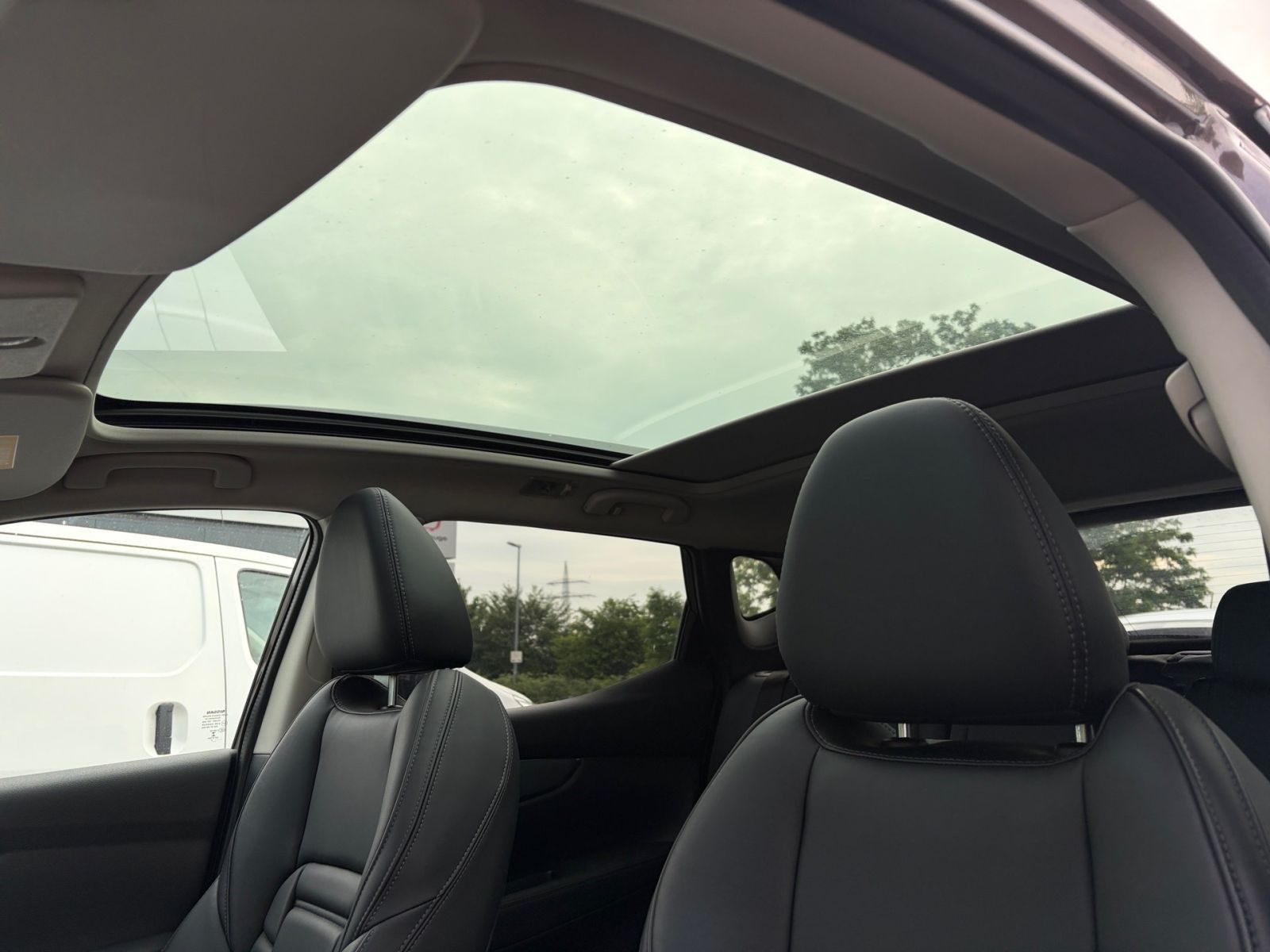 Fahrzeugabbildung Nissan Qashqai 1.3 DIG-T Akari*Navi*Pano*360°Kamera*