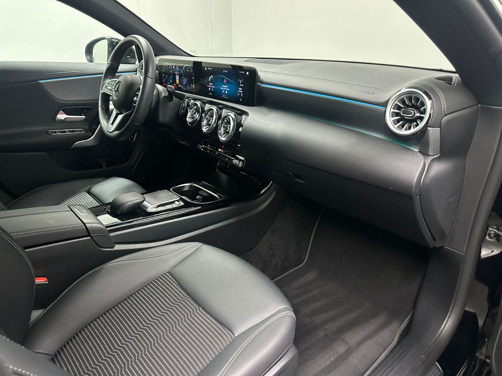 Fahrzeugabbildung Mercedes-Benz CLA 220 d DCT *Progressive*KAMERA*AMBILIGHT