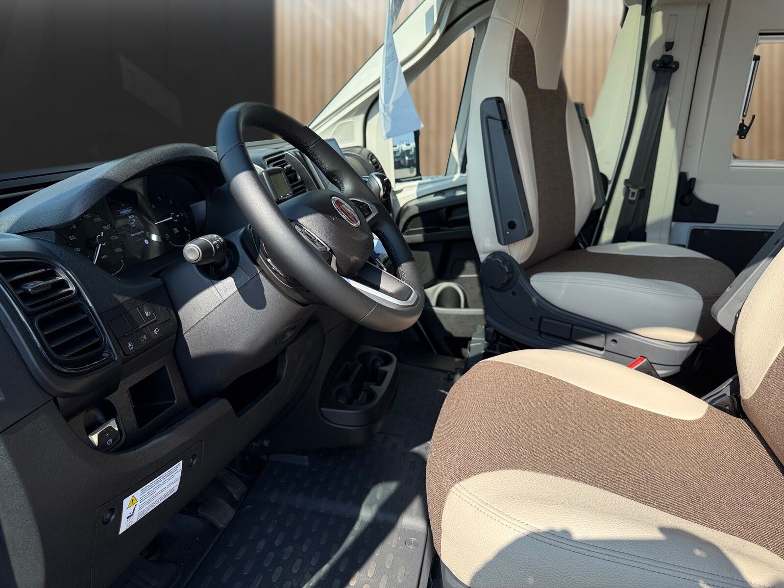 Fahrzeugabbildung Eura Mobil Van V 595 HB Mondial Plus- & Fahrassistenzpaket