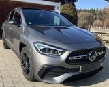 Mercedes-Benz GLA 200 DCT - AMG Line, Pano, AHK, LED, 360° - Mercedes-Benz GLA 200 mit Benzin-Antrieb: Grau, Schiebedach