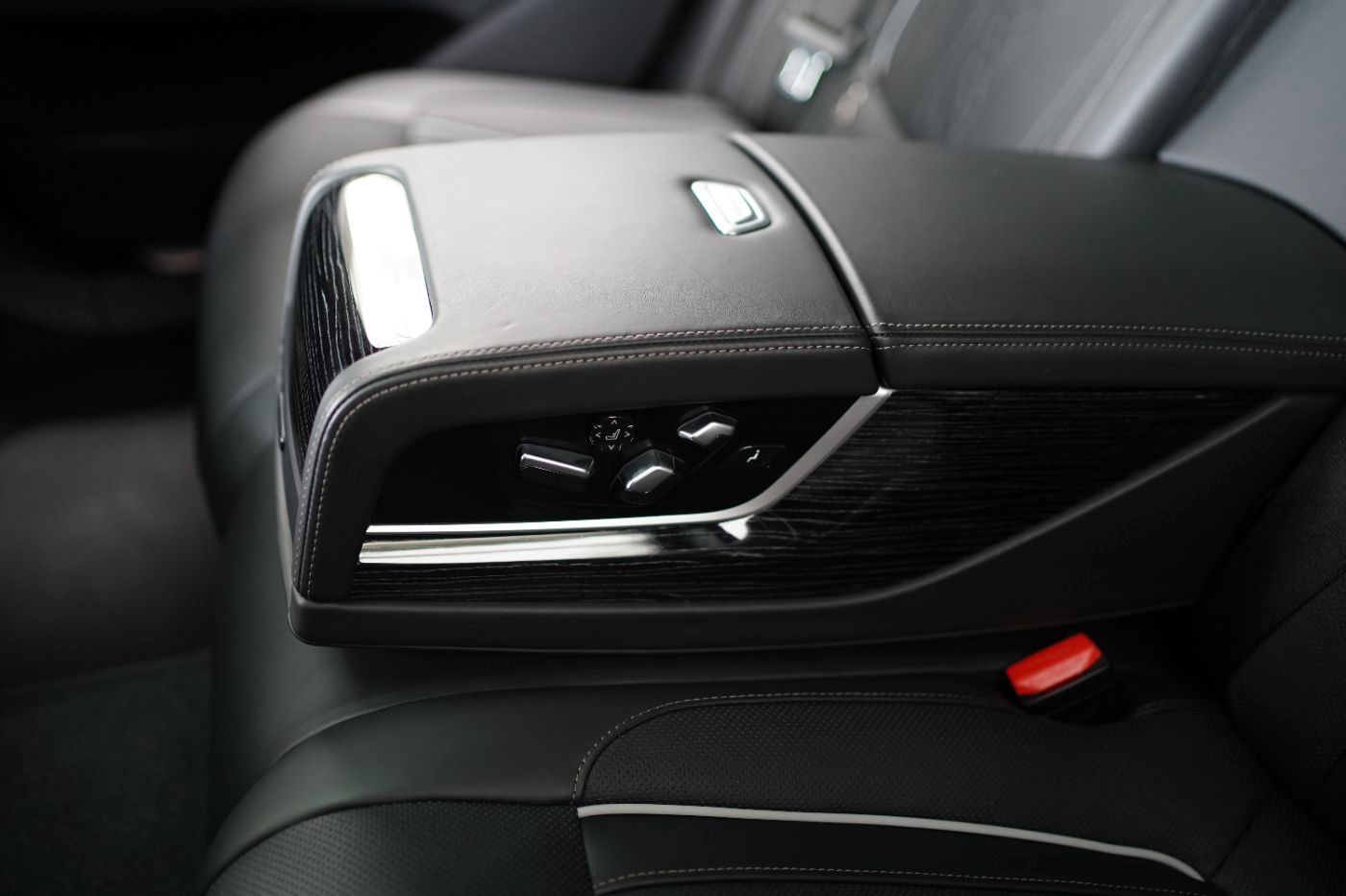 Fahrzeugabbildung BMW 750i xDrive +ferngest. Parken+Komfortsitze v&h++