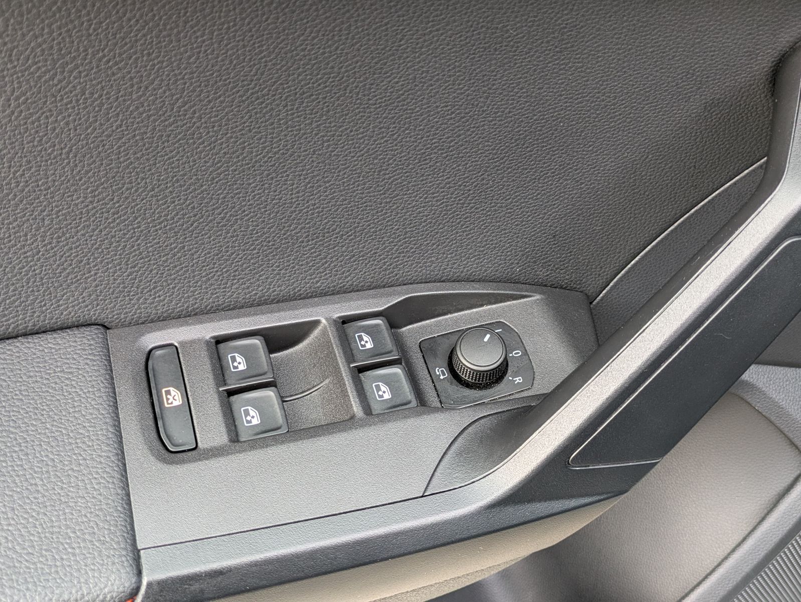 Fahrzeugabbildung SEAT Arona 1.0 TSI FR DSG AHK*ACC*LED*APP*DAB*KAMERA