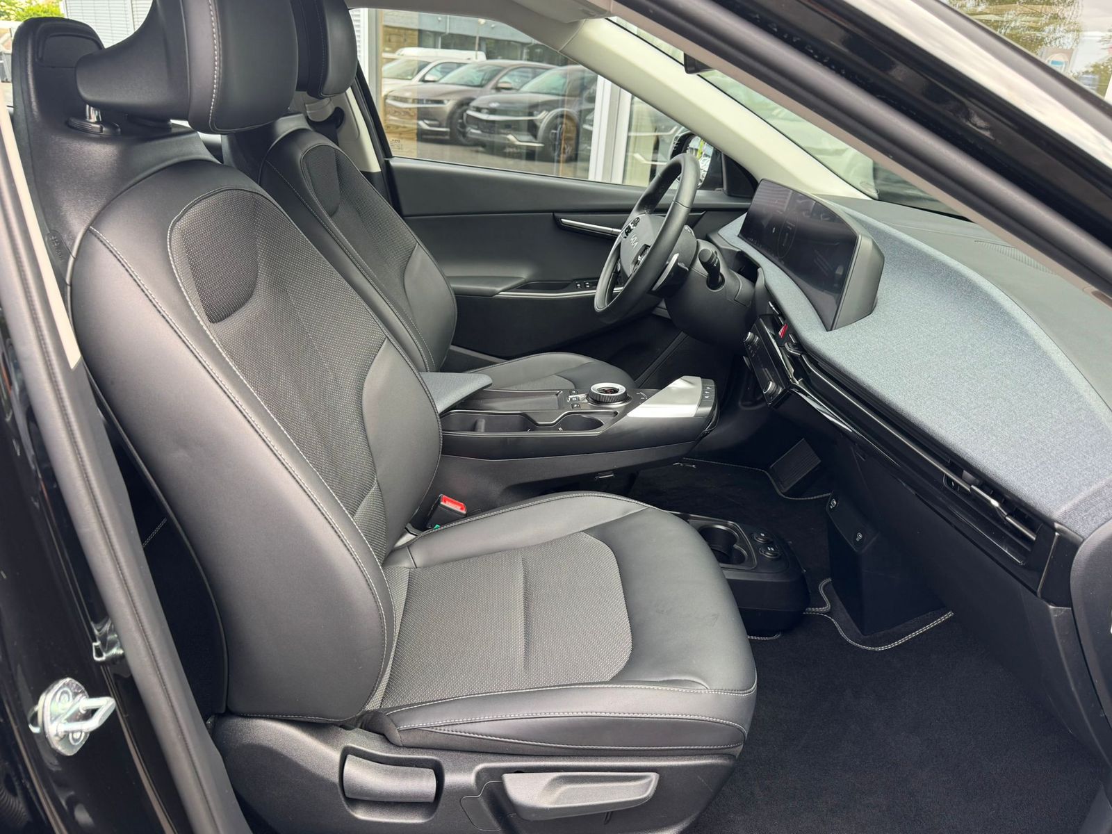 Fahrzeugabbildung Kia EV6 4WD NAVI+LED+SHZ+KAMERA+WP+DAB+ACC+19"