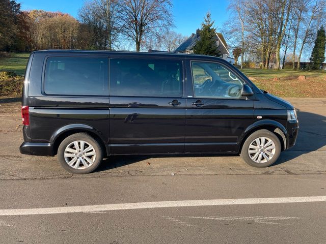 Volkswagen VW Multivan T5 in schwarz