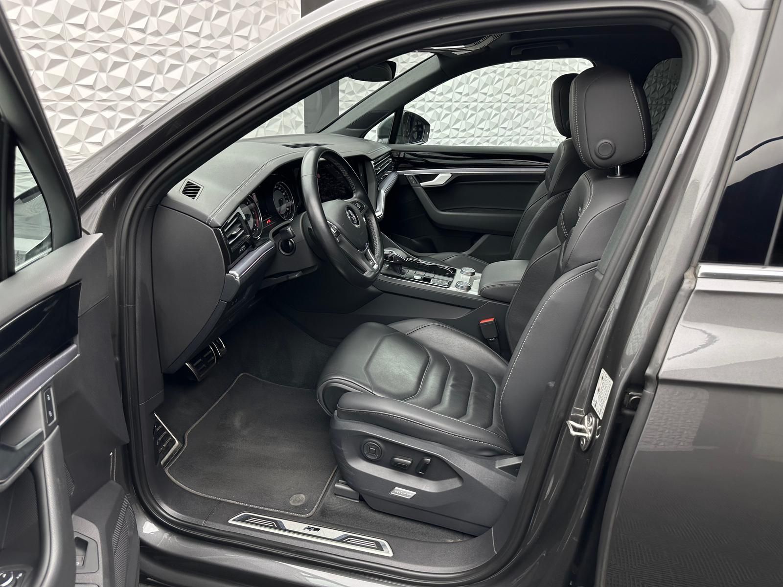 Fahrzeugabbildung Volkswagen TOUAREG 3.0 TDI R-LINE/4MOT/LUFT/STDHZ/PANO/AHK