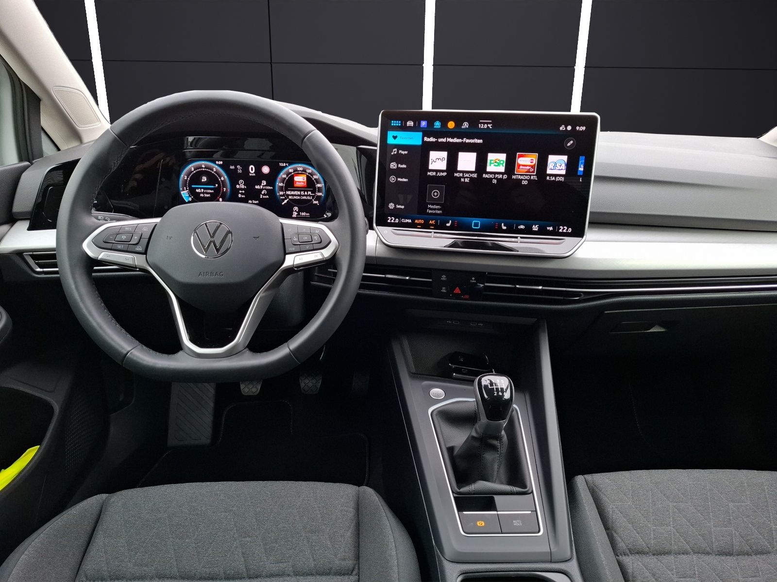 Fahrzeugabbildung Volkswagen Golf VIII TSI Life LED CarPlay AID ACC Park-Assi