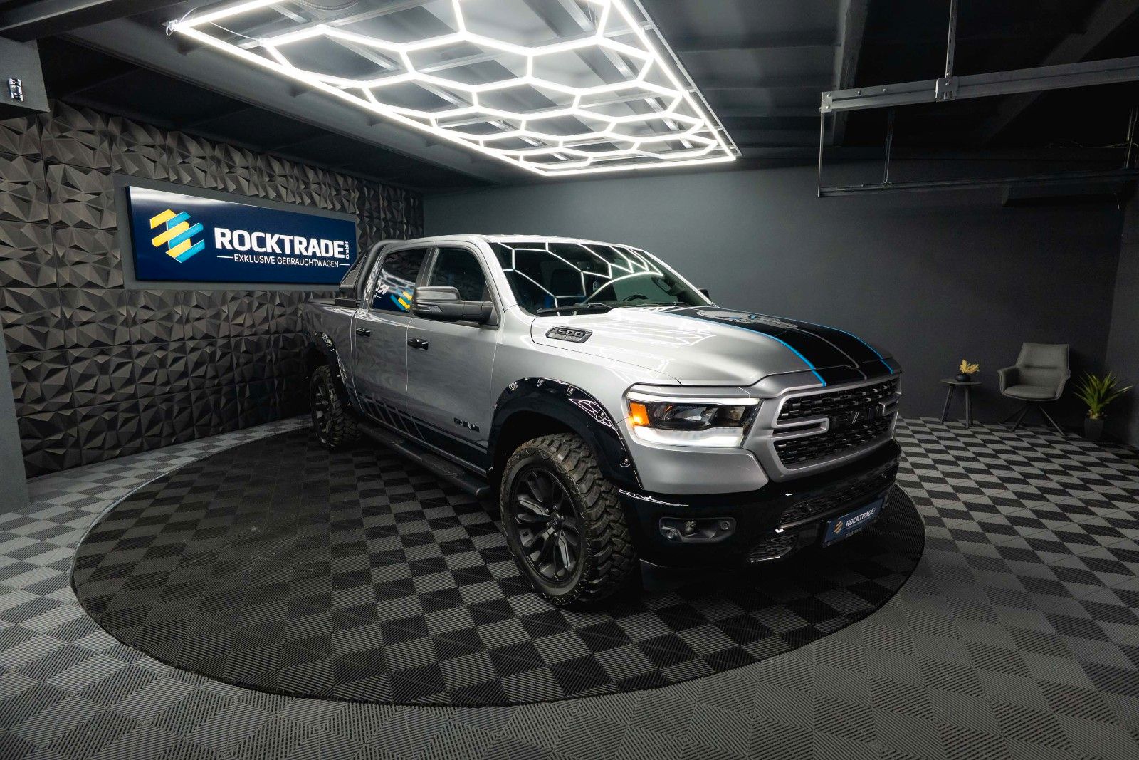 Fahrzeugabbildung Dodge RAM 5.7 V8 HEMI 4x4 OFFROAD Night PUNISHER 19%