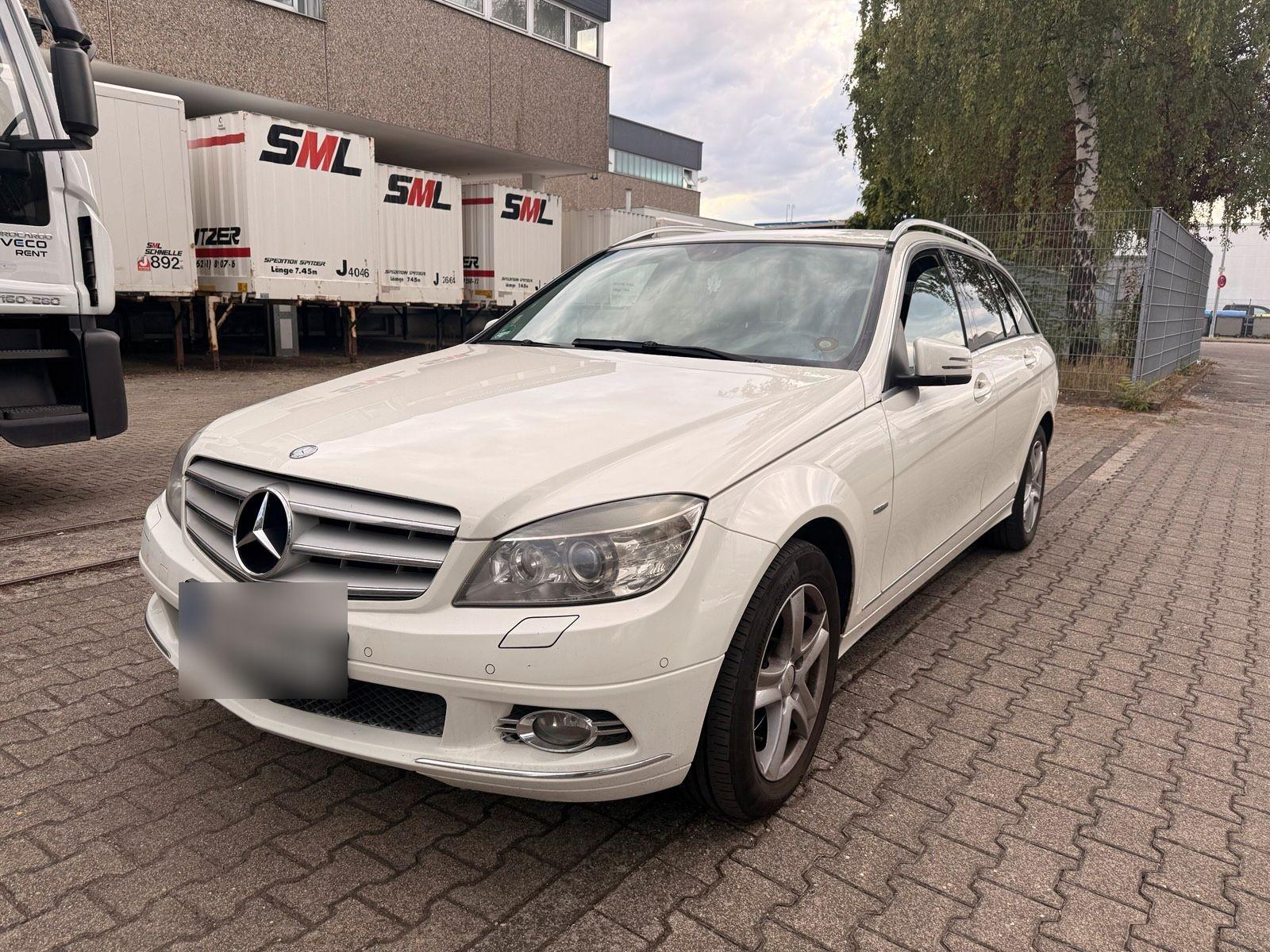Mercedes-Benz C220 2009 — interior